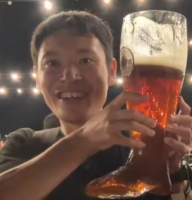 男性,笑顔,ビールジョッキ,屋外,夜,ライト,グラス,大きなビール,イベント