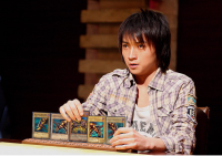 カードゲーム,遊戯王,男性,対戦,カードを持つ