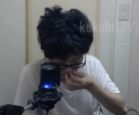 男性,眼鏡,白いシャツ,マイク,室内,鼻を触る,kukuluLIVE
